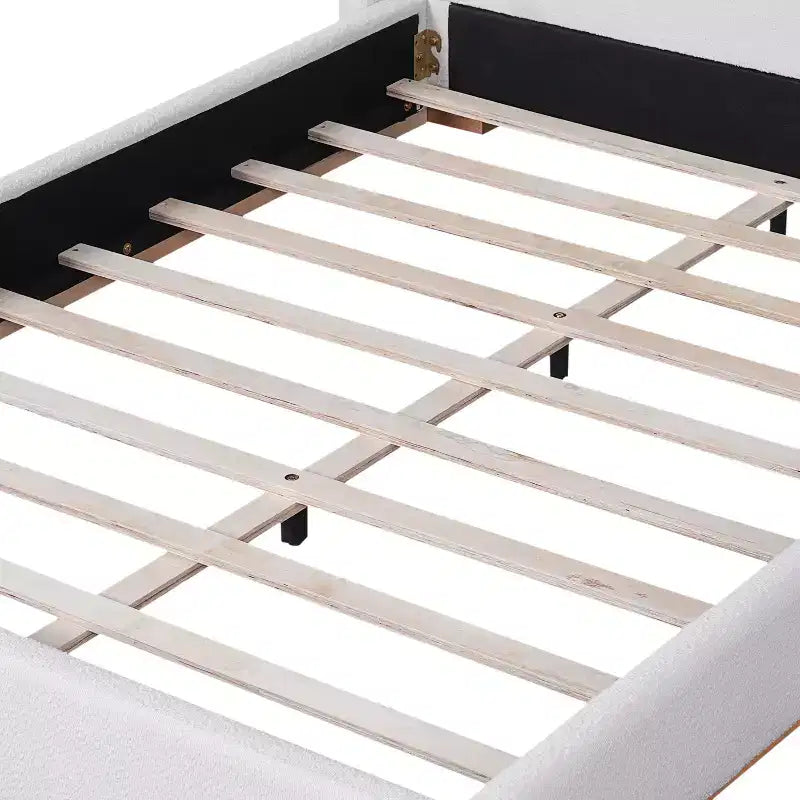 Letto moderno imbottito in bouclé in legno di gomma con testiera ad ali