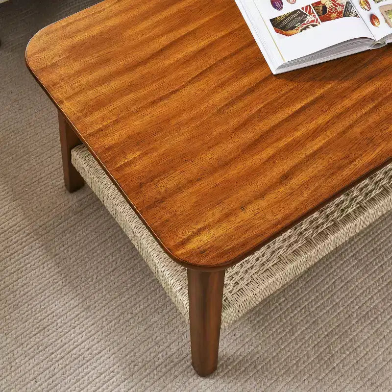 Tavolino da caffè in legno di gomma stile Mid-Century Modern con ripiano in rattan intrecciato