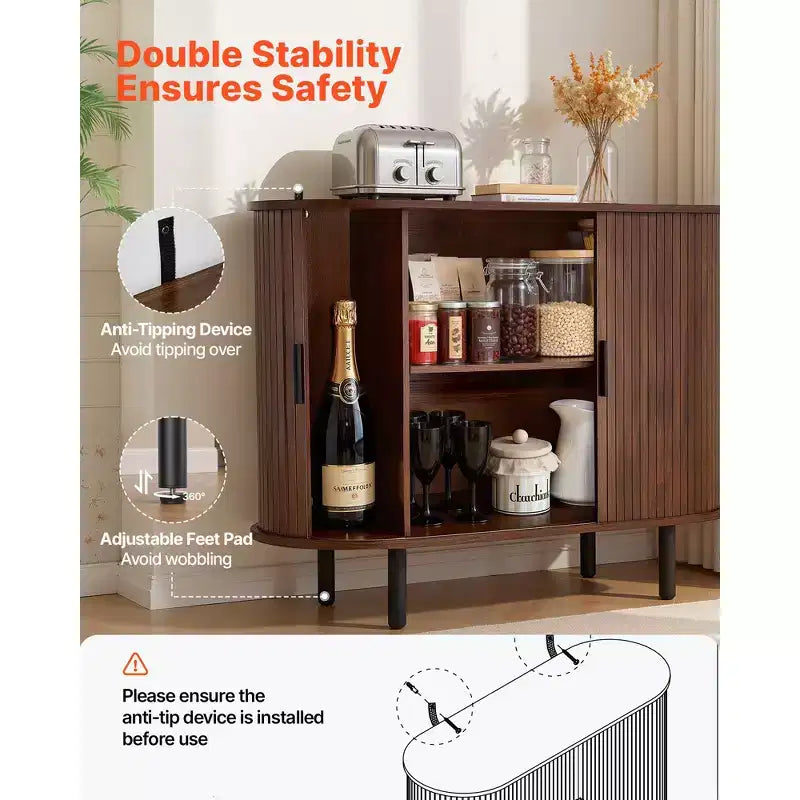 Mobile bar/credenza a buffet scanalato di metà secolo con 2 ante scorrevoli, noce