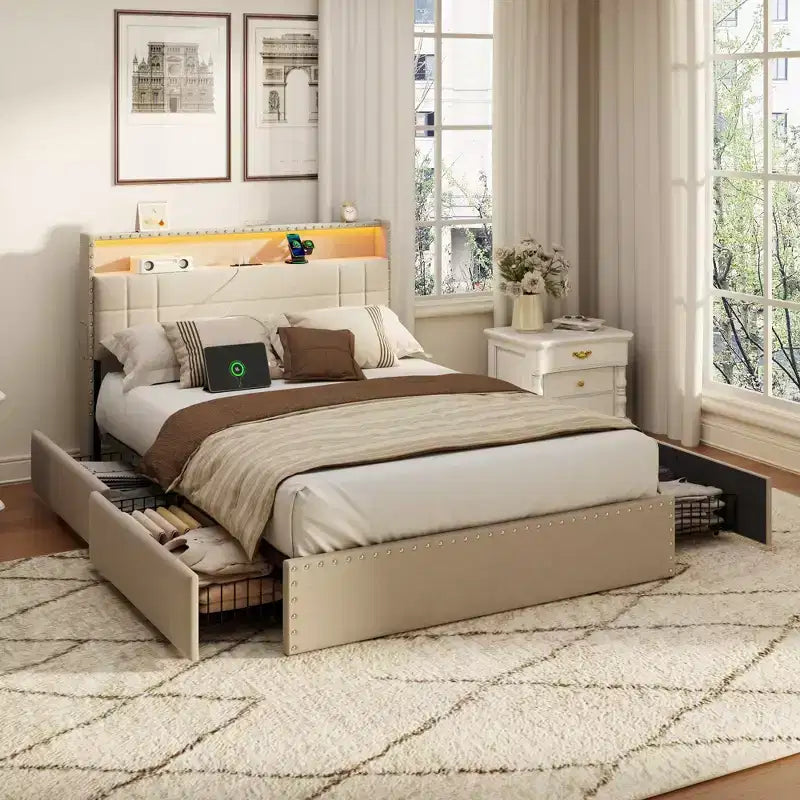 Struttura Letto Matrimoniale Moderna con Stazione di Ricarica 4 Cassetti Contenitore Luci LED Testiera Imbottita Beige con Piattaforma Doghe in Metallo Nessuna Rete a Molle USB